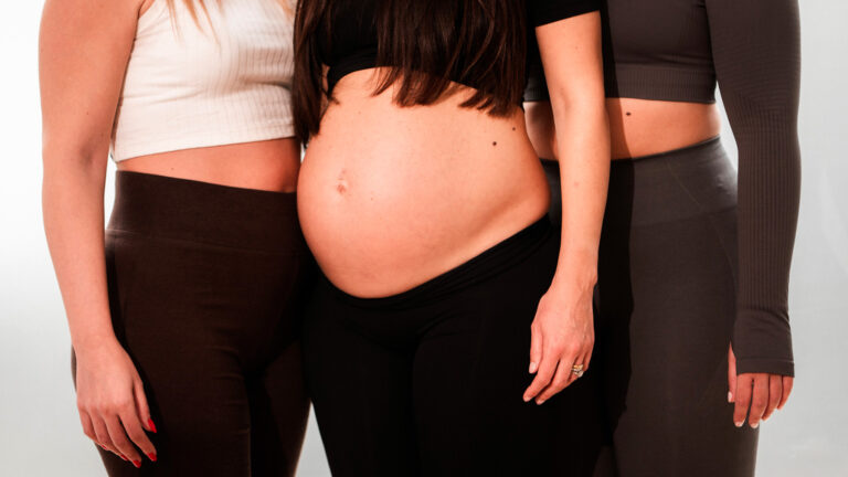 Pancione in primo piano tra altre donne: percorsi Fertility