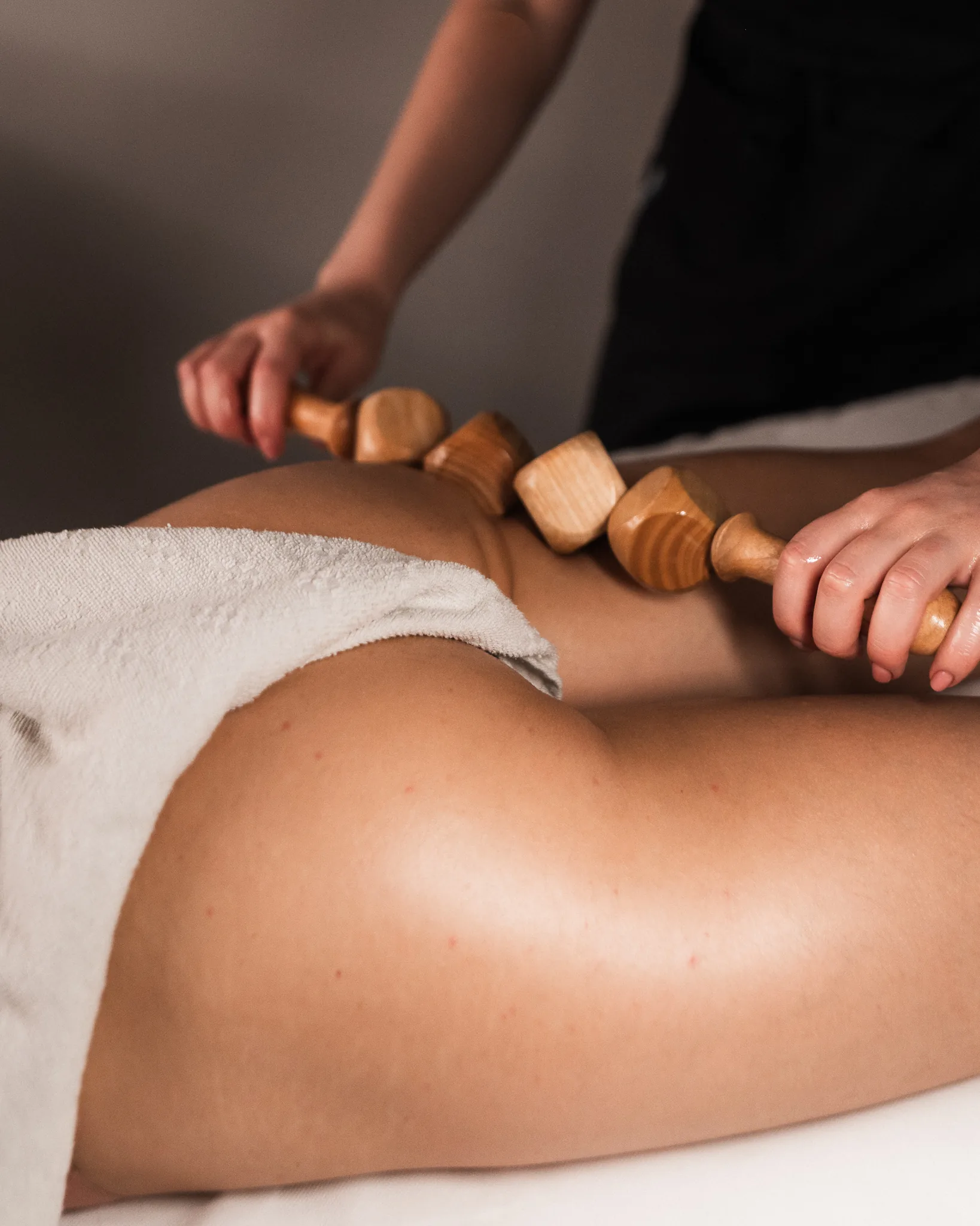 Maderoterapia su fianchi e glutei: il percorso rimodellante
