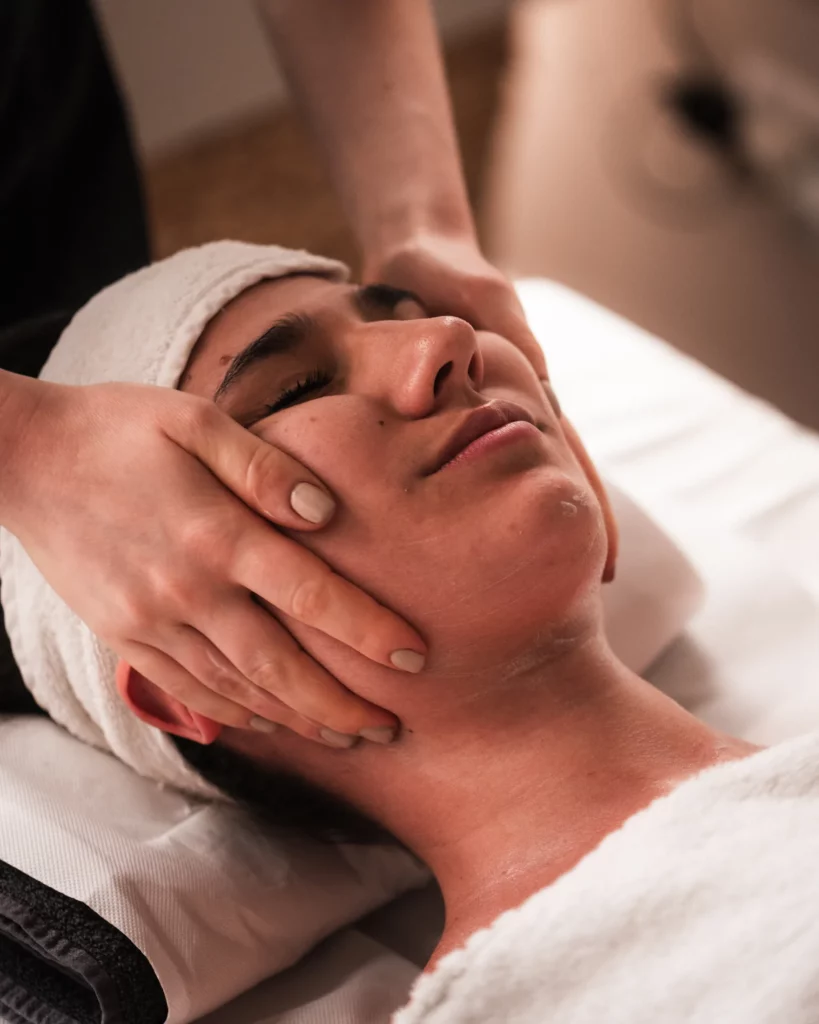 Massaggio viso durante il trattamento