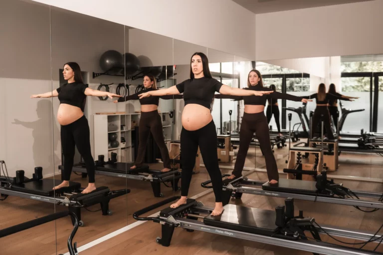 Lezione sul Reformer con una donna in gravidanza al centro Linfa