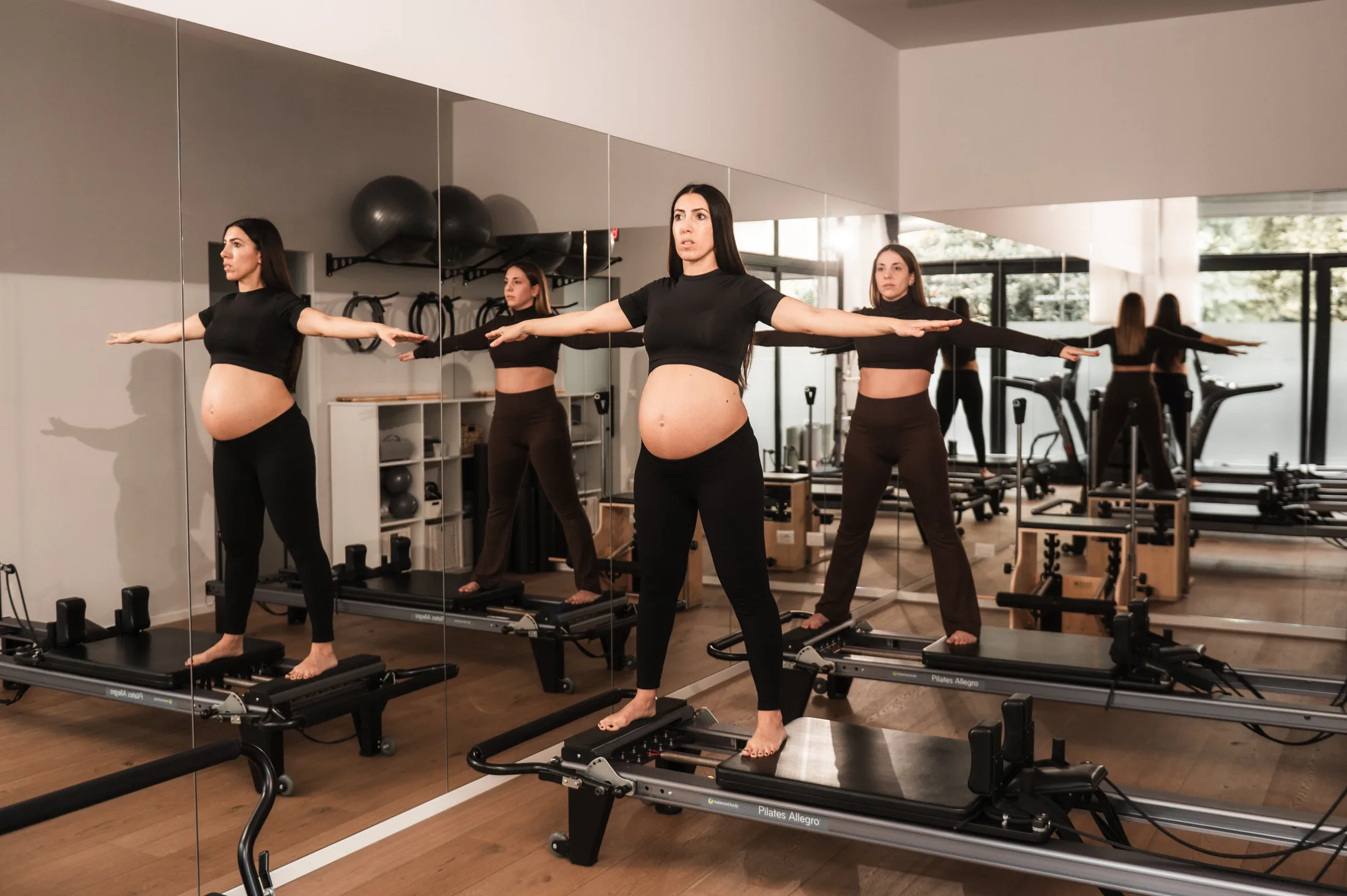Lezione sul Reformer con una donna in gravidanza al centro Linfa