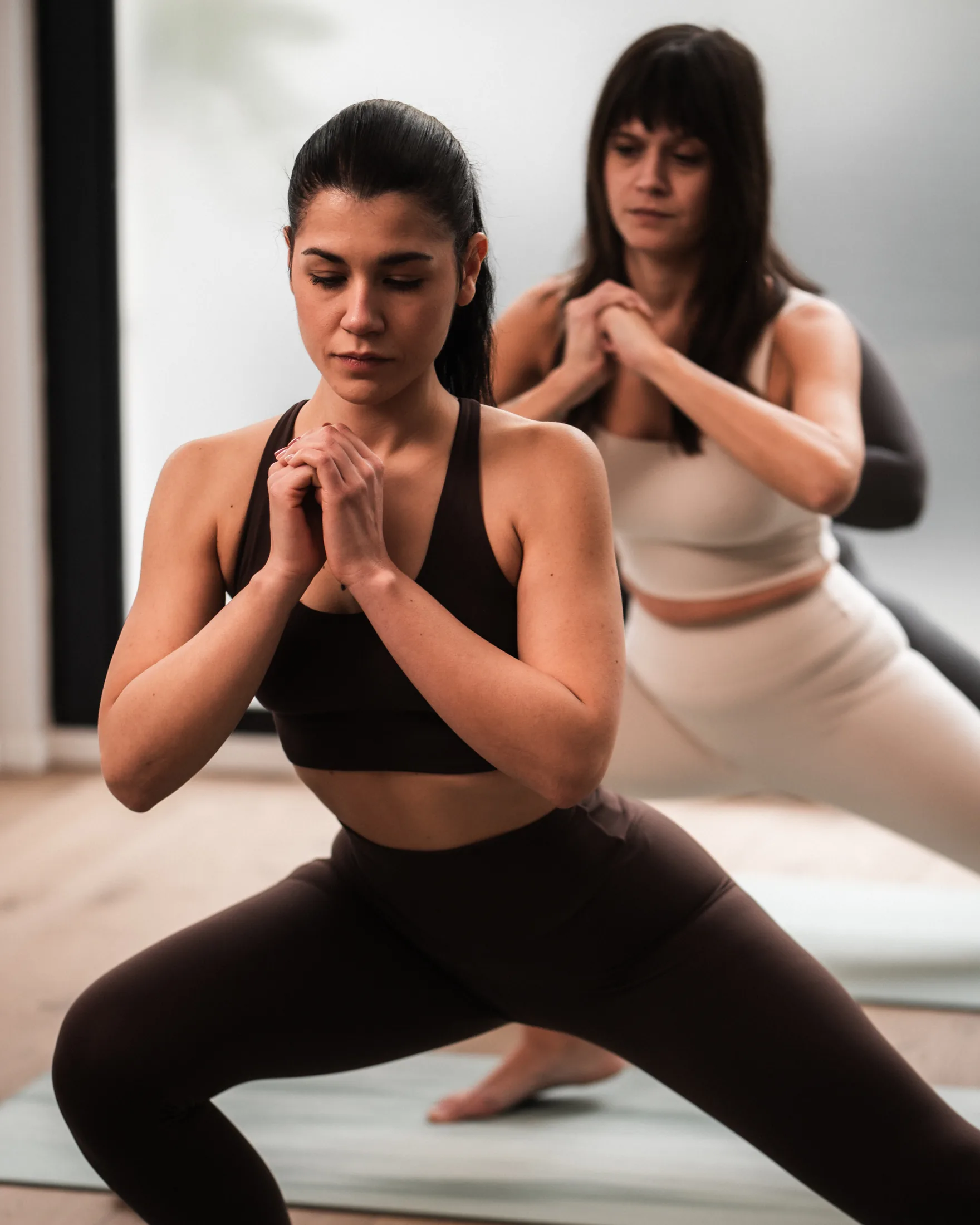 Due donne in squat durante una lezione al centro Linfa