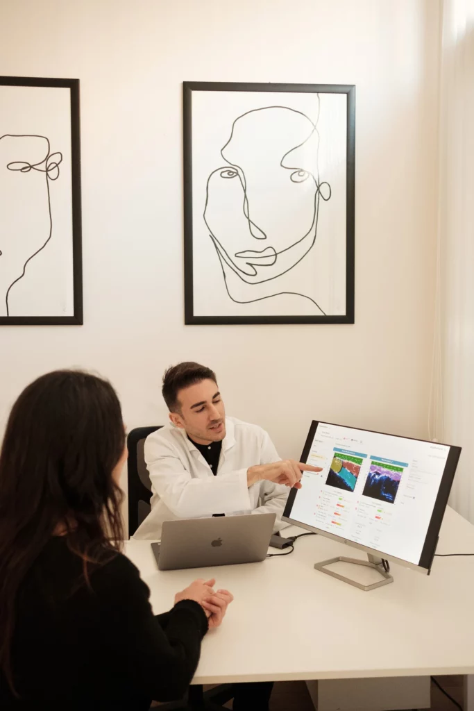 Il nutrizionista Linfa commenta i risultati sullo schermo insieme alla cliente