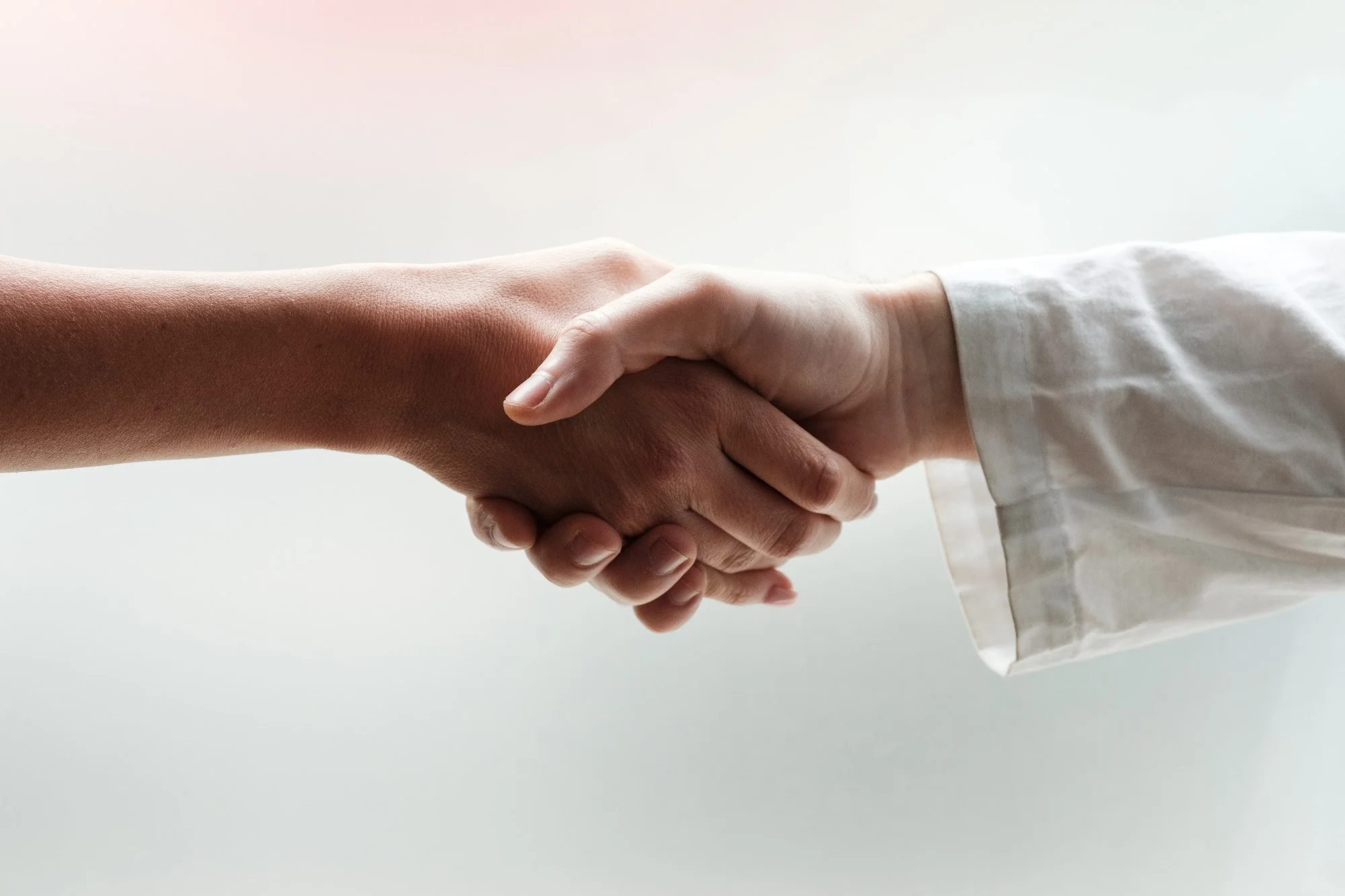 Stretta di mano con uno specialista Linfa in camice